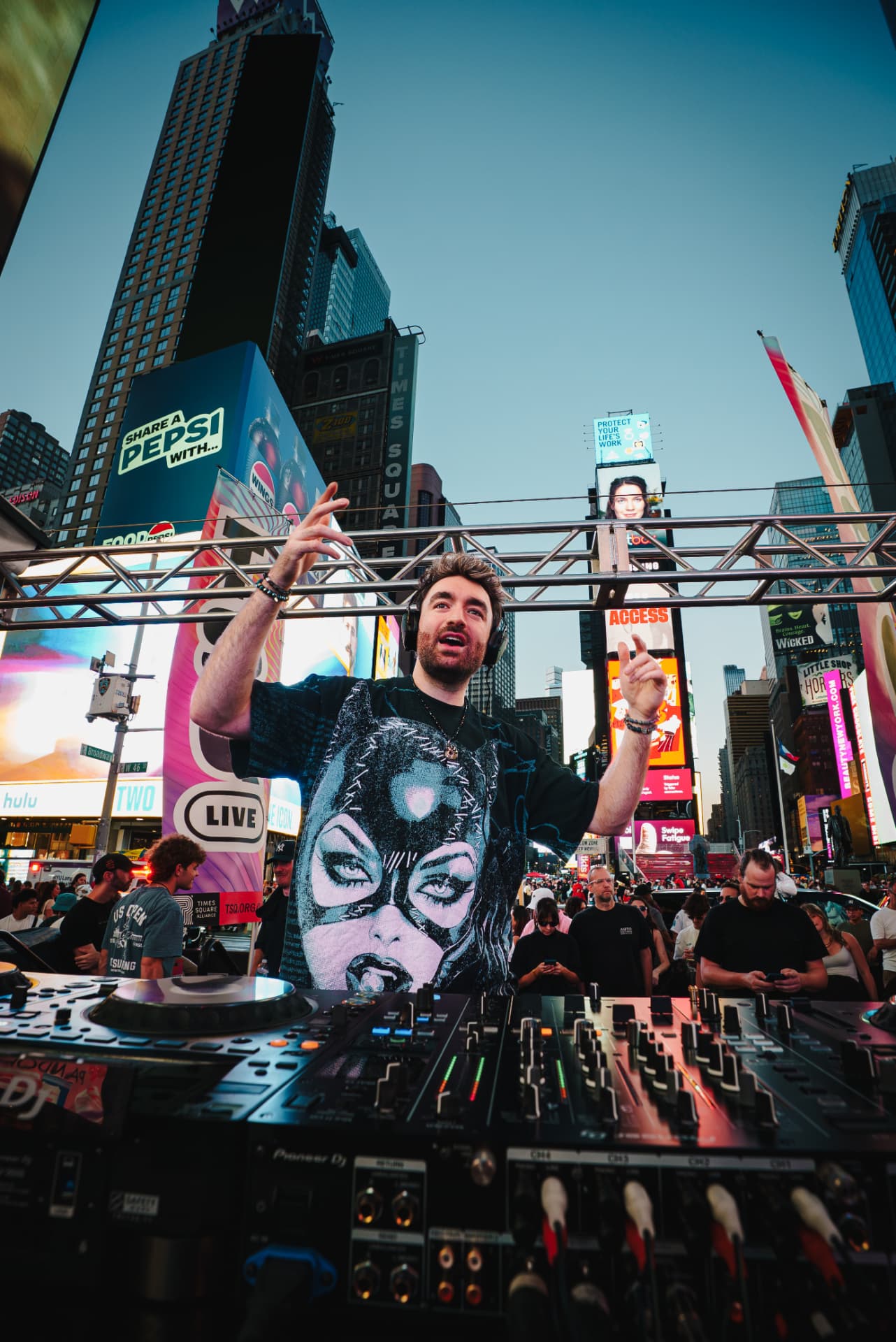 Oliver Heldens za DJ pultem na Times Square