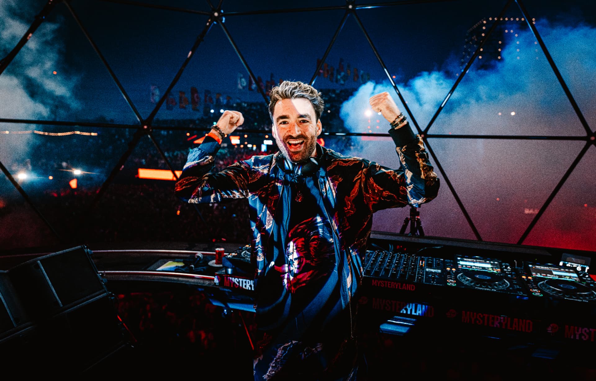 Oliver Heldens s rukama nad hlavou v geodetické kupoli